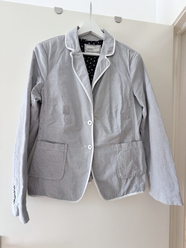 IMG_8058 Blauw-wit gestreepte Esprit blazer met witte bies, voorzijde
